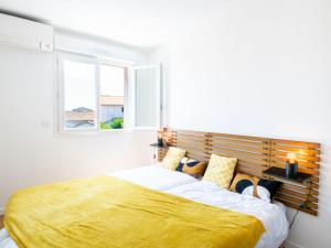 Postel nebo postele na pokoji v ubytování Apartment La Pergola by Interhome