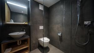 Koupelna v ubytování Hotel La Reserve + 37 fotografií