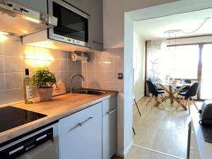 DittishausenにあるApartment Lichtblick by Interhomeのキッチン(白いキャビネット付)、ダイニングルーム(テーブル付) +36枚の写真