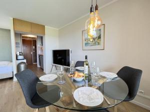 DittishausenにあるApartment Lichtblick by Interhomeのダイニングルーム(ガラスのテーブル、椅子付)