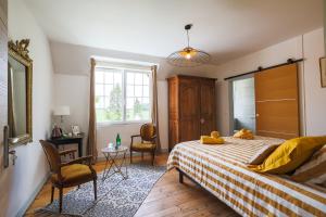 Postel nebo postele na pokoji v ubytování Chalet des longschamps
