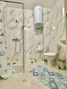 a bathroom with a shower and a toilet and a shower at Sunset studio in Shartrez in Shkorpilovtsi