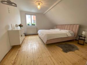 Lupburg3 Bed Cottage - Sleeps 6 - Parking - Wifi的带床、梳妆台和窗户的卧室