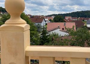 Lupburg3 Bed Cottage - Sleeps 6 - Parking - Wifi的享有城市美景的白色栏杆