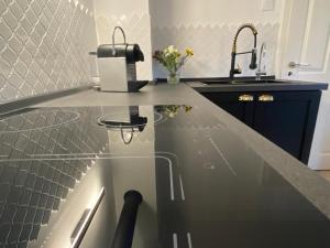 Lupburg3 Bed Cottage - Sleeps 6 - Parking - Wifi的带水槽和台面的厨房 更多4张照片