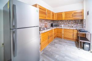 Juchitán de ZaragozaCasa nueva y moderna en Juchitán的厨房配有冰箱和木制橱柜。