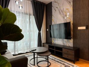 Μια τηλεόραση ή/και κέντρο ψυχαγωγίας στο MayaBay Residence Splash Mania Gamuda Cove by AZF Homestay