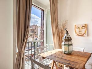 stół jadalny z widokiem na balkon w obiekcie Campo dei Fiori Holiday Home w Rzymie