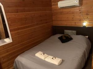 Postel nebo postele na pokoji v ubytování בקתה מעץ בחווה farm B''H