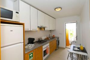 Kuchyň nebo kuchyňský kout v ubytování Apartment Lorraine - Duplex, With Pool & Sun Deck