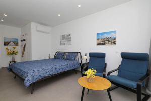 En eller flere senge i et værelse på Perogil Suites Girassol - elegant Room With Pool