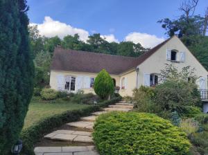 a white house with a pathway in front of it at La parenthèse in Béthisy-Saint-Pierre