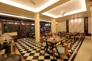 Restaurace v ubytování Manas Resort by Rudrakshi