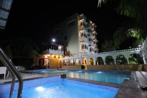 Bazén v ubytování Manas Resort by Rudrakshi nebo v jeho okolí