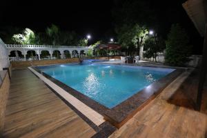 Bazén v ubytování Manas Resort by Rudrakshi nebo v jeho okolí