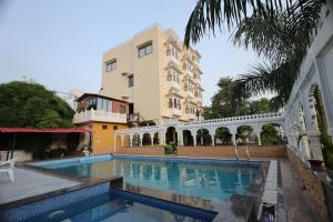 Bazén v ubytování Manas Resort by Rudrakshi nebo v jeho okolí