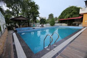 Bazén v ubytování Manas Resort by Rudrakshi nebo v jeho okolí
