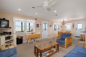 een woonkamer met een bank en een tafel bij SNH448 L'il Seabreeze in Nags Head
