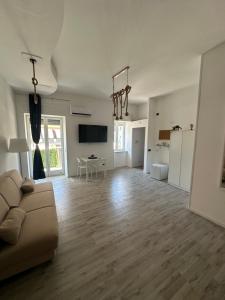 an empty living room with a couch and a table at Maison Margot in Pozzuoli