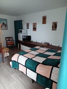 Postel nebo postele na pokoji v ubytování Coté Bouble Chantelle 03140
