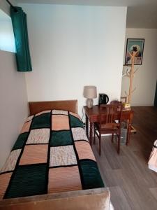 Postel nebo postele na pokoji v ubytování Coté Bouble Chantelle 03140