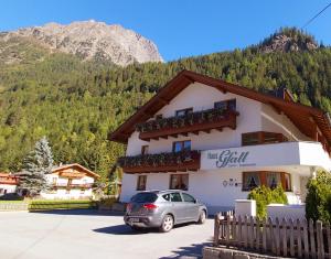 un edificio con un'auto parcheggiata di fronte di Haus Gfall a Kaunertal