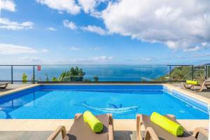 una piscina con vista al mar en Villa Oceanscape, en Madalena do Mar