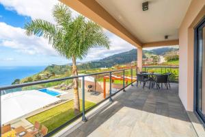 una casa con balcón con vista al mar en Villa Oceanscape, en Madalena do Mar