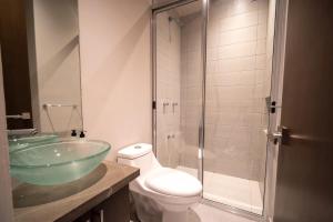 Ένα μπάνιο στο PENINSULA STAYS 2 BR Designer Apartment & 200 MB FAST WIFI New Listing! +10 φωτογραφίες
