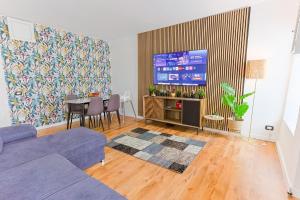 TV a/nebo společenská místnost v ubytování Cinnamon LakeHouse