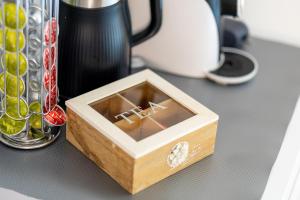 Příslušenství pro přípravu čaje a kávy v ubytování Cinnamon LakeHouse
