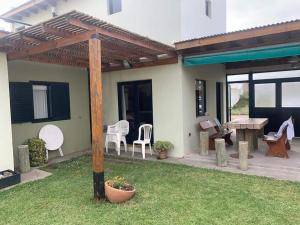 a pergola in the backyard of a house at BIG FISH El Cóndor in Balneario El Condor