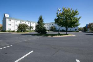 an empty parking lot in front of a building at Motel 6-Brooklyn Center, MN - Minneapolis in Brooklyn Center