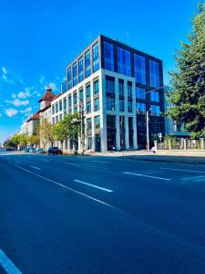 un grand bâtiment sur une rue de la ville avec une route dans l'établissement Platinia home, à Cluj-Napoca