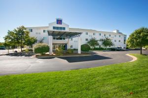 a large white building with a parking lot at Motel 6-Brooklyn Center, MN - Minneapolis in Brooklyn Center