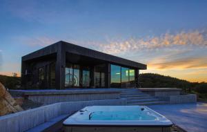Bazén v ubytování Stunning Home In Lyngdal With Kitchen nebo v jeho okolí