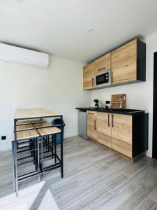 Η κουζίνα ή μικρή κουζίνα στο Chalet moderne avec piscine