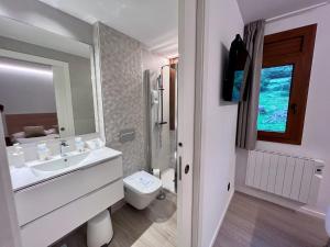 Koupelna v ubytování Apartaments Turistics El Buner + 19 fotografií
