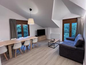 TV a/nebo společenská místnost v ubytování Apartaments Turistics El Buner