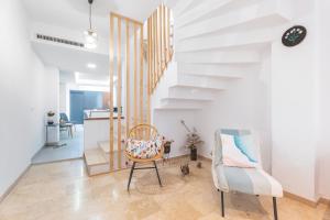 a living room with a chair and stairs at Oasis de Valencia in Valencia