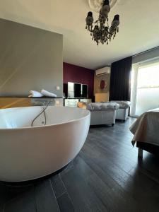 - un salon avec une grande baignoire blanche dans l'établissement L'écrin des Vennes - Liège centre, à Liège 37 autres photos