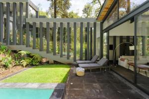 an internal view of a house with a pool at Casa Helechos, Arquitectura Única con Vistas al Bosque in Valle de Bravo