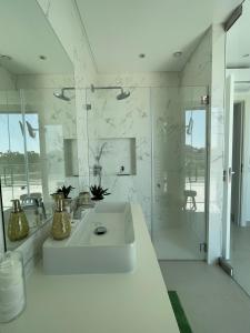 Casa Papoila في ألبوفيرا: حمام أبيض مع حوض ودش +22 صورة