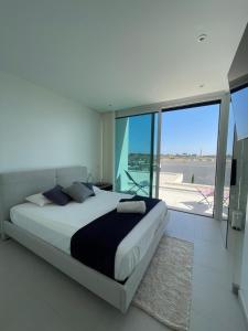 Casa Papoila في ألبوفيرا: غرفة نوم بسرير كبير ونافذة كبيرة