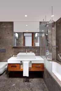 A bathroom at Sheraton Istanbul Atakoy Hotel