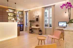 - un salon avec un bureau et un ordinateur dans l'établissement Cler Hotel, à Paris