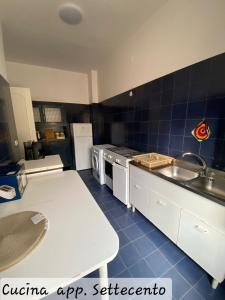 Η κουζίνα ή μικρή κουζίνα στο Marchisa Apartments