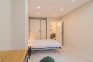 a bedroom with a bed in a room at Apartamento Holidea Ayuntamiento de Santander in Santander