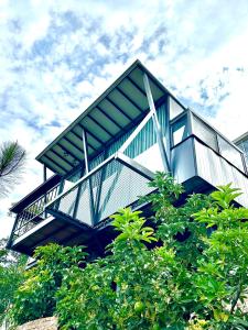a house with a balcony on top of some trees at VIP Glamping Ruitoque, Hermosa Vista in Floridablanca
