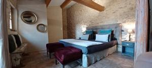 1 dormitorio con 1 cama con almohadas azules y moradas en Domaine Saint Martin, en Valliguières 63 fotos más